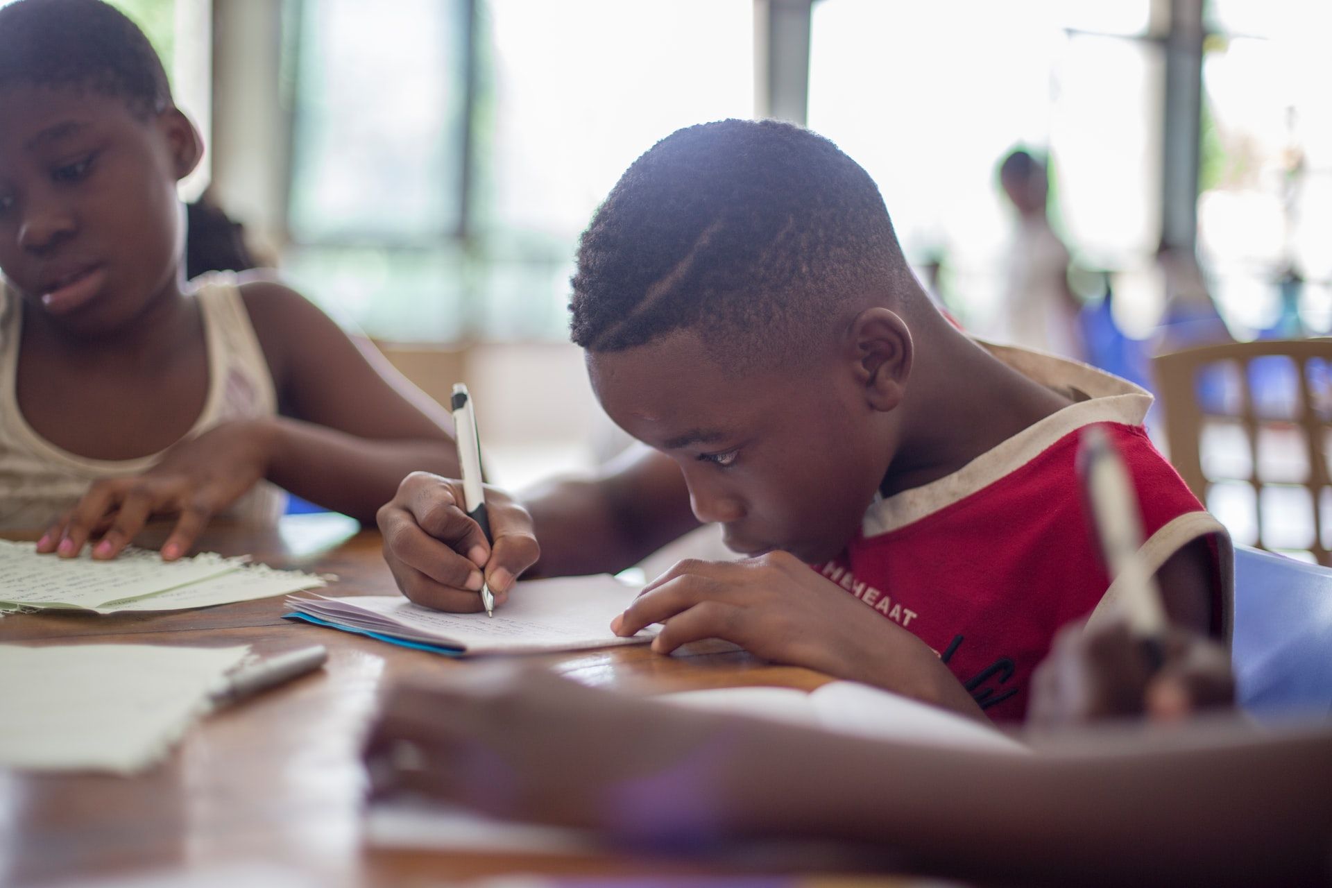 Ein Kind schreibt konzentriert.