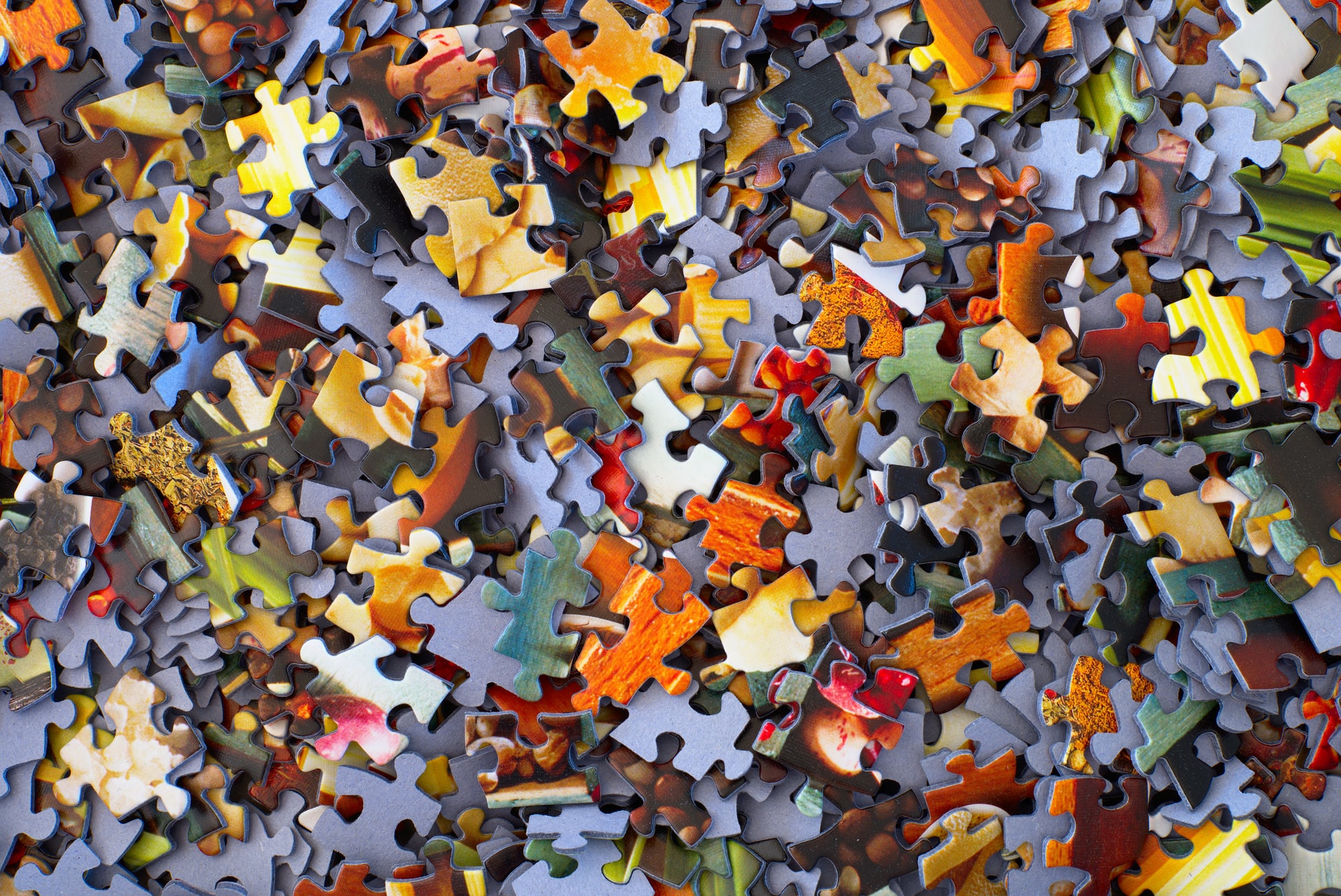 Unsortierte Puzzelteile